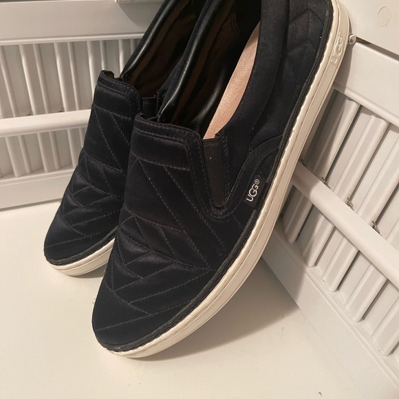 Uggs quilt design shoes 40% silk and 60% cotton. Great conditions. - Picture 8 of 13